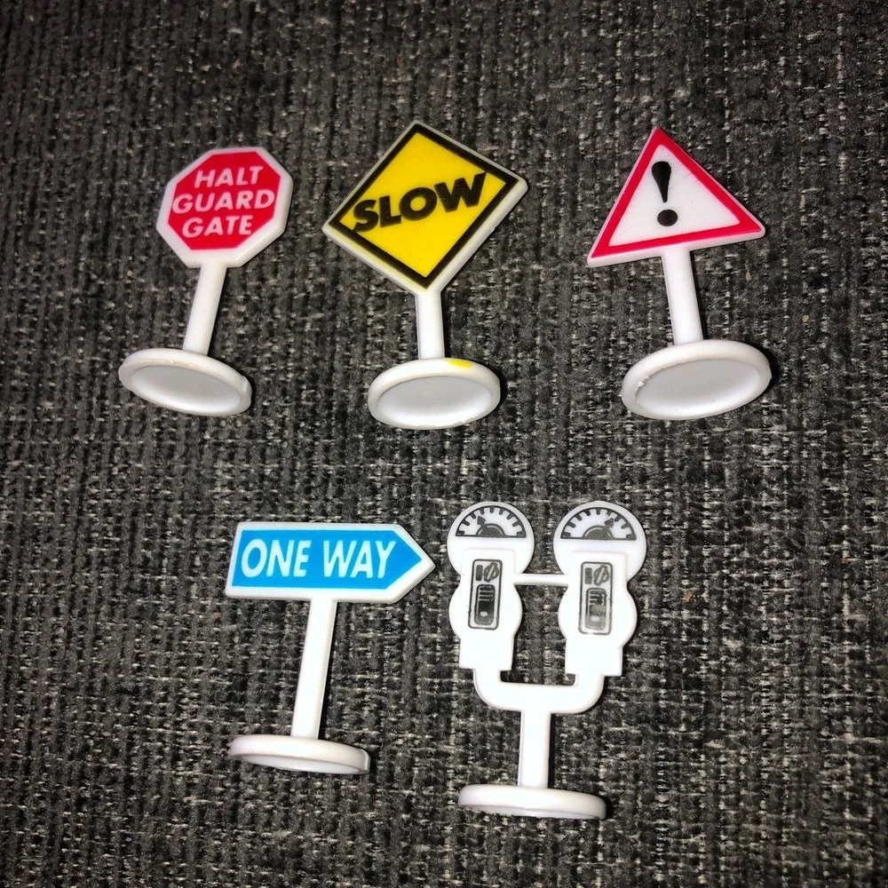 Vintage Miniature Plastic Road Signs Parking Diorama cake topper Train Set 5pc